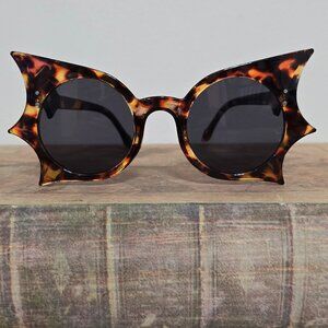 NEW Batwing Vintage-look Womens Sunglasses. Tortoise with black lenses
